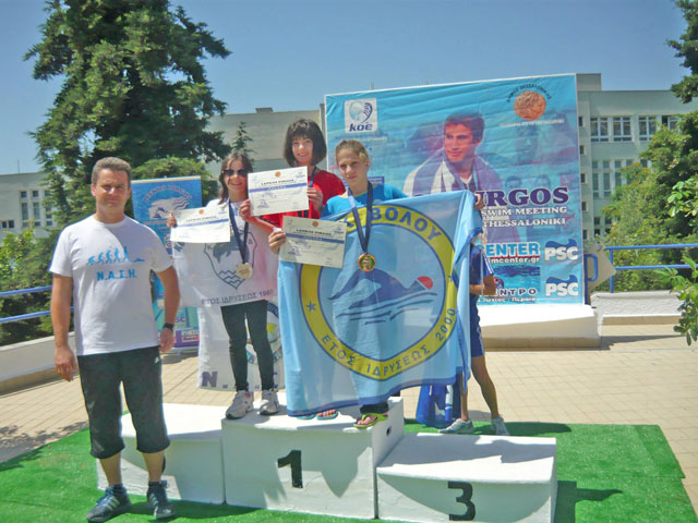 Copii inotatori pe podiumul de premiere