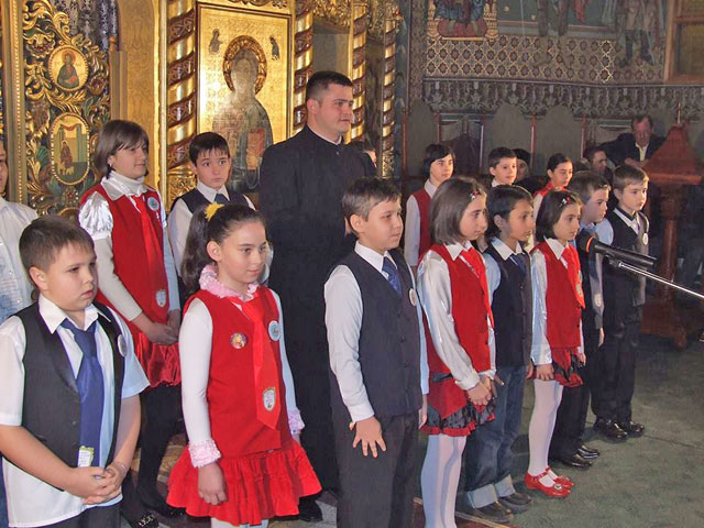 Preotul Emil Varga cu copii in biserica